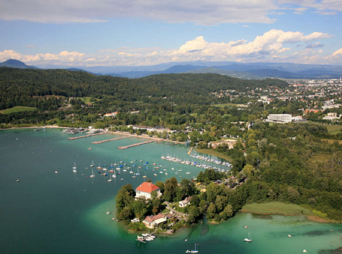 046_00000057683_Die-Woerthersee-Bucht-Klagenfurt_Tourismusregion-Klagenfurt-am-Woerthersee_-Schrottshammer_Schoene Aussichten Touristik